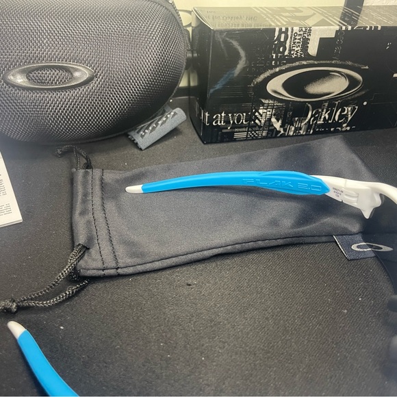 Oakley Flak 2.0 Sunglasses with accessories - Picture 12 of 16